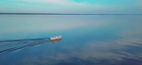Barque à moteur moutchic loisirs lac de lacanau
